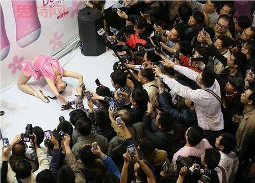 泷泽萝拉现身上海成人展，兔女郎造型引发宅男热议