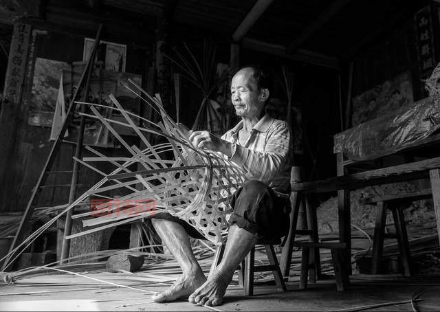 编织者:手艺与智慧交织的篾匠传奇