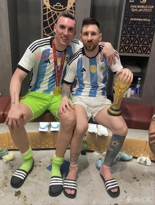 梅西在社交媒体晒马黛茶杯，吸管刻大力神杯与三颗星