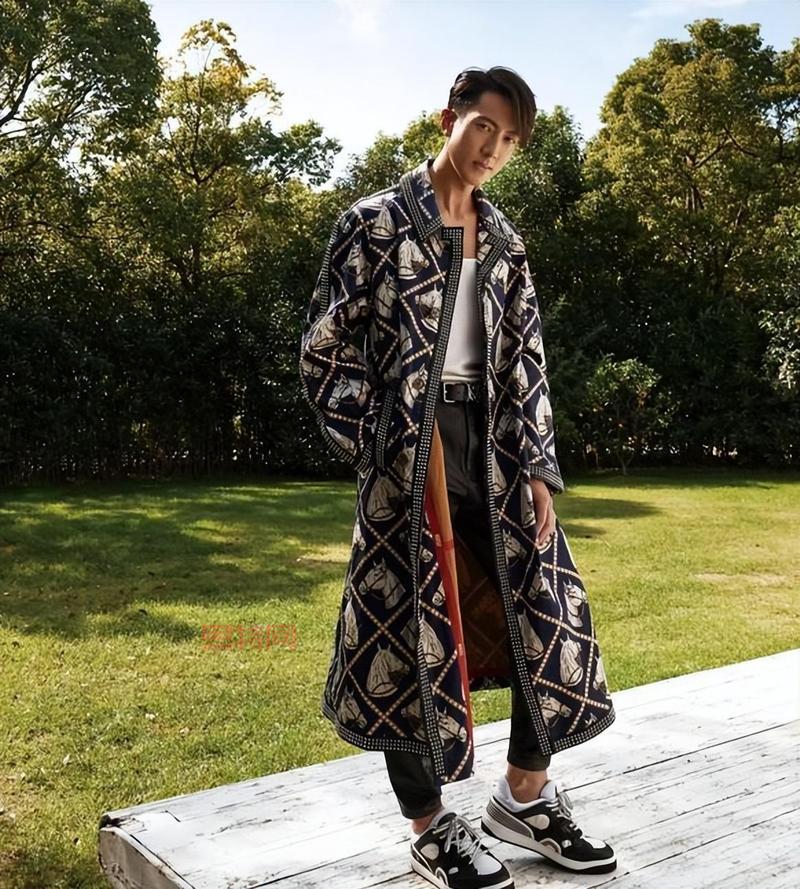 吴尊微博晒全家迪拜游照，评论引发热议！