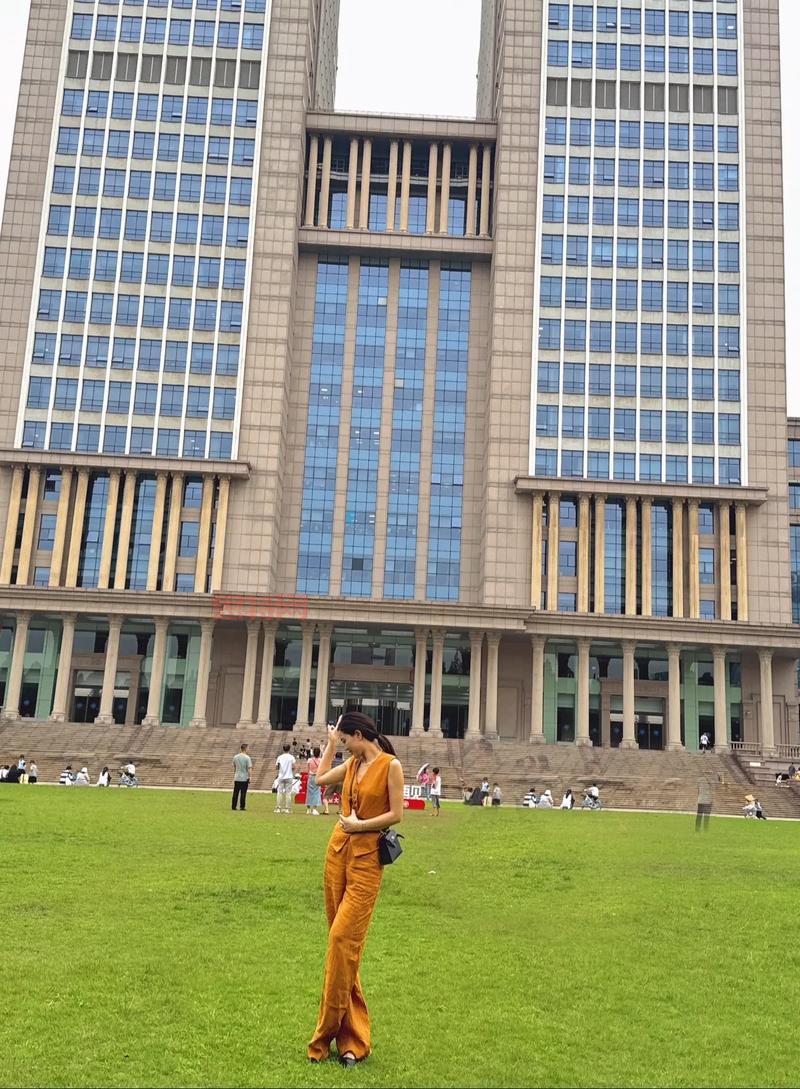 「日月光华——探索上海国际艺术节当代艺术巅峰」