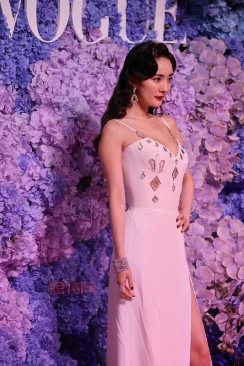 王者荣耀夜：杨幂红毯亮相引热议