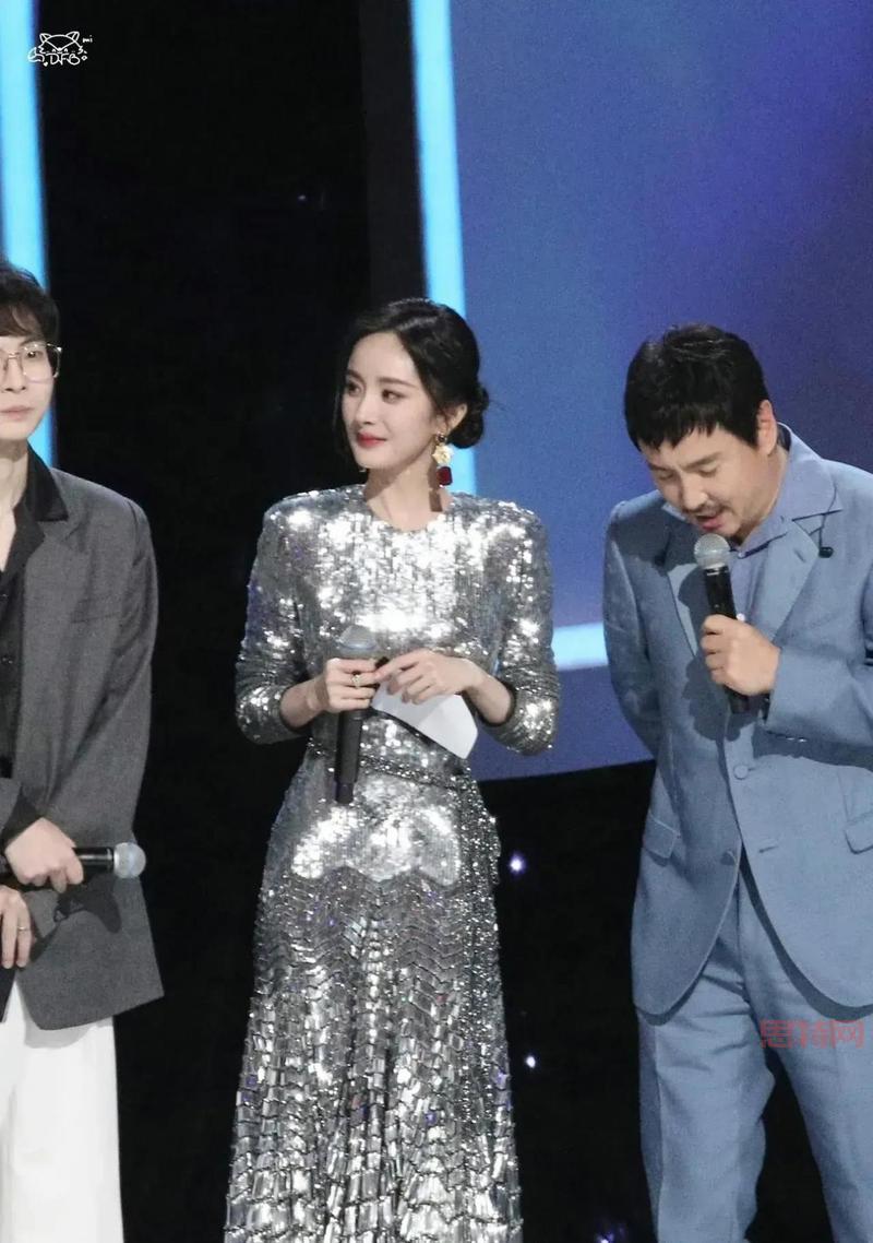 王者荣耀夜：杨幂红毯亮相引热议